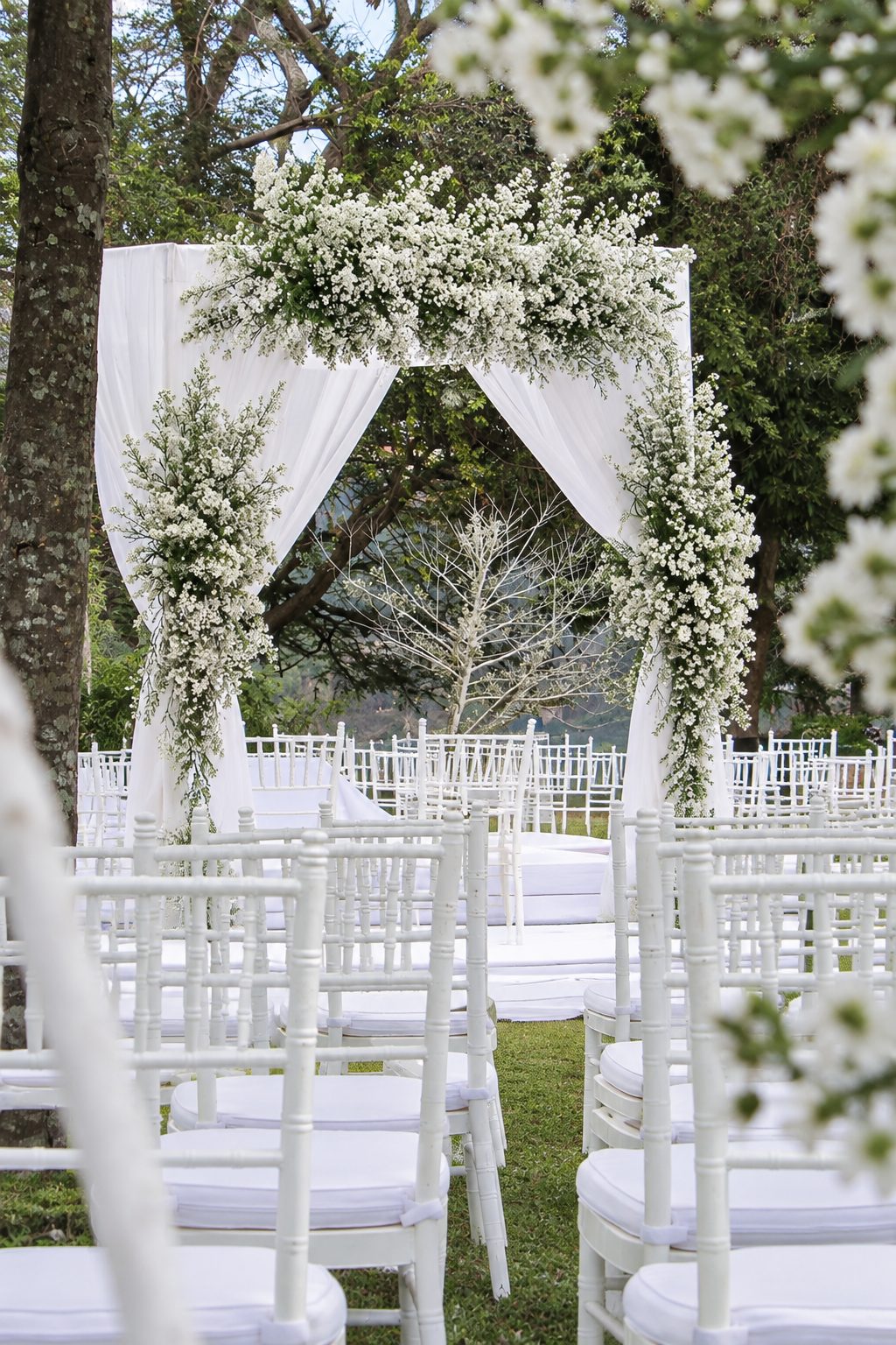 An aisle drawn in white and green.